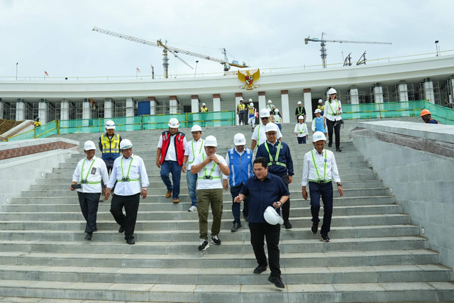 Menteri BUMN Erick Thohir mengecek progres pembangunan Lapangan Upacara dan Istana Negara di IKN, Sabtu (29/6/2024). Foto: Kementerian BUMN