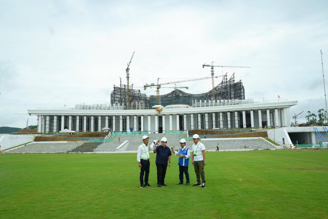 Menteri BUMN Erick Thohir mengecek progres pembangunan Lapangan Upacara dan Istana Negara di IKN, Sabtu (29/6/2024). Foto: Kementerian BUMN