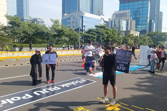 Organisasi masyarakat yang tergabung dalam Aliansi Masyarakat Sipil untuk Reformasi Kepolisian menggelar aksi menolak RUU Polri di CFD Jendral Sudirman, Jakarta Pusat, Minggu (30/6/2024). Foto: Zamachsyari/kumparan