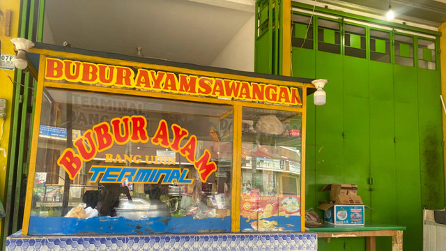 Kondisi warung Bubur Ayam Bang Udin dari depan, Foto milik pribadi.