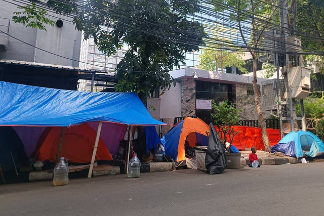 Kondisi tenda pengungsi warga negara asing (WNA) di depan kantor UNHCR, Kuningan, Jakarta Selatan, Minggu (30/6/2024). Foto: Zamachsyari/kumparan