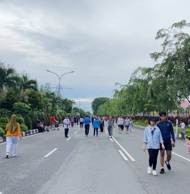 Warga berolahraga di sepanjang Jalan A Yani Pontianak. Foto: Rere Hutapea/Hi!Pontianak