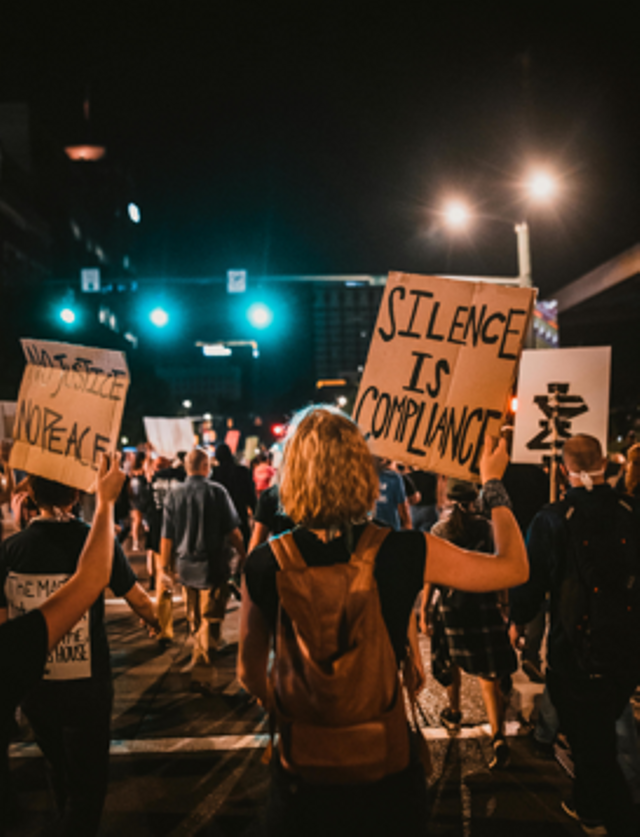 Foto oleh Kelly dari pexels : https://www.pexels.com/photo/protesters-holding-signs-4552852/