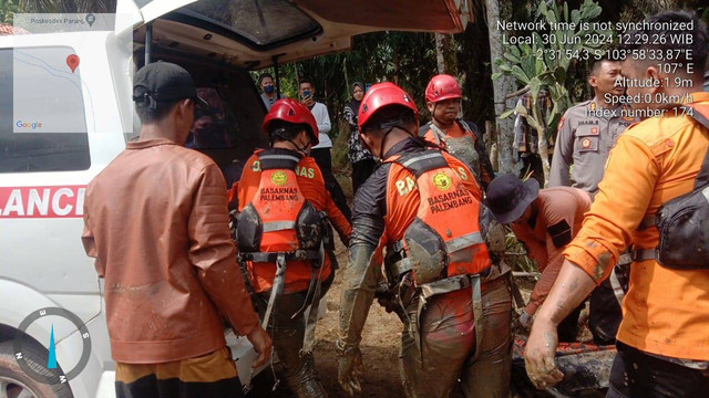 Tim Basarnas saat mengevakuasi korban kapal jukung meledak di Muba. (ist)