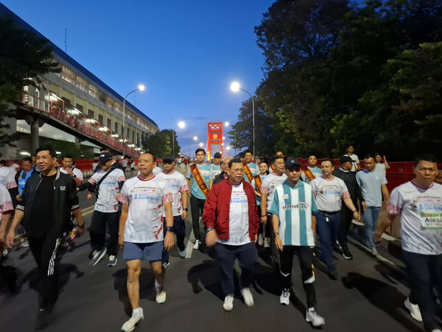 Pj Wali Kota Palembang, A Damenta, didampingi Sekda, Ratu Dewa saat ikut lomba lari Ampera Tourism Run 2024. (ist)