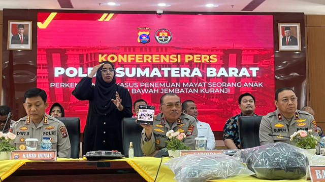 Kapolda Sumbar Irjen Suharyano memperlihatkan foto para remaja yang diduga akan tawuran dan digelandang ke Mapolsek Kuranji. Ia menegaskan, tidak ada Afif Maulana di situ. Foto: kumparan