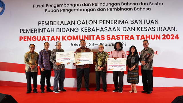 Penyerahan bantuan pemerintahan bidang kebahasaan dan kesastraan dalam Pembekalan Calon Penerima Bantuan Pemerintah Bidang Kebahasaan dan Kesastraan: Penguatan Komunitas Sastra Tahun 2024 di Jakarta. Foto: Dok. Kemendikbudristek