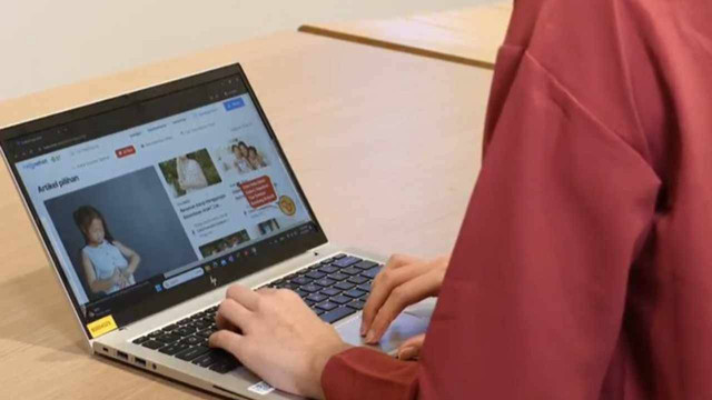 Seorang ibu sedang membuka platform edukasi. Foto: istimewa