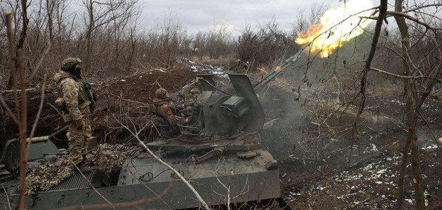 Pasukan Ukraina sedang mengoperasikan senjata anti pesawat untuk menghalau invasi Rusia pada pertempuran di Bakhmut. (Foto: ANATOLII STEPANOV/AFP via Getty Images)