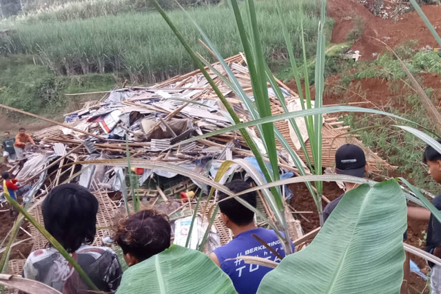 Tanah longsor terjadi di Dusun Sukorejo RT 04 RW 01, Desa Bumirejo, Kecamatan Kesamben, Kabupaten Blitar pada Minggu (30/6/2024). Foto: Dok. BPBD Blitar