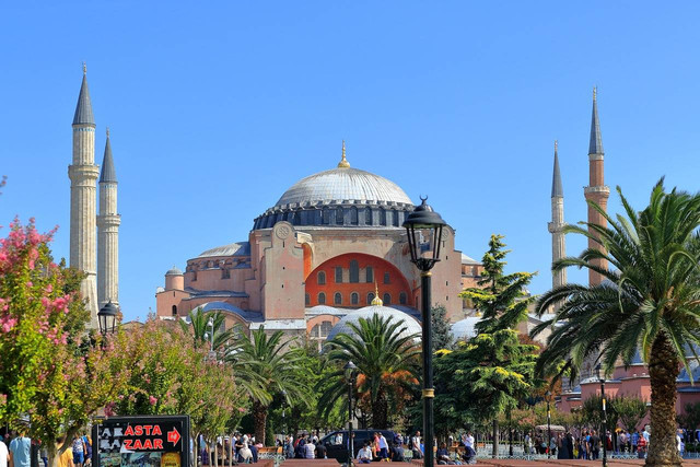 https://cdn.pixabay.com/photo/2016/12/26/18/48/hagia-sophia-1932558_1280.jpg