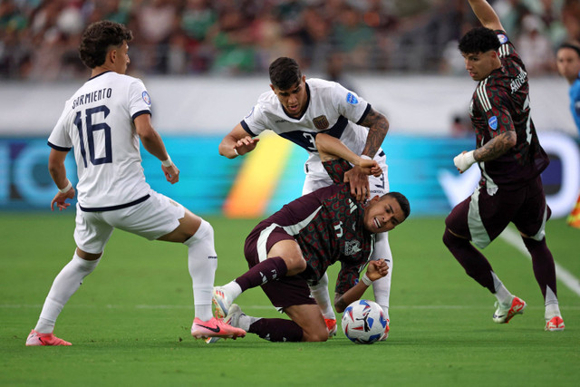 Pemain Timnas Meksiko Orbelin Pineda berebut bola dengan pemain Timnas Ekuador Jeremy Sarmiento pada pertandingan Grup B Copa America 2024 di State Farm Stadium, Glendale, Arizona, Amerika Serikat, Senin (1/7/2024). Foto: Chris CODUTO/AFP