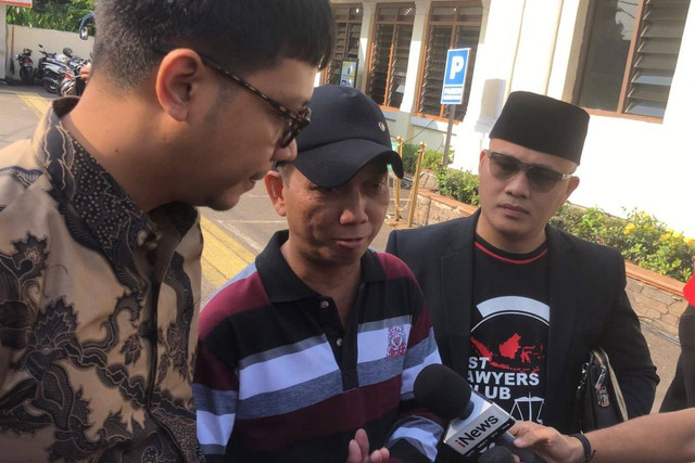 Ayah Pegi Setiawan, Rudi Irawan tiba untuk menghadiri sidang gugatan praperadilan di Pengadilan Negeri Bandung, Senin (1/7/2024). Foto: Robby Bouceu/kumparan