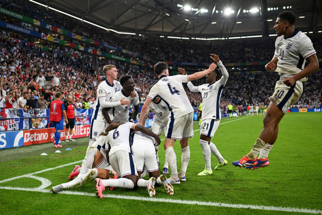 Selebrasi pemain Timnas Inggris usai mencetak gol ke gawang Timnas Slowakia pada pertandingan 16 besar Piala Eropa 2024 di Veltins-Arena, Jerman, Minggu (30/6/2024). Foto: Patricia De Melo Moreira/AFP