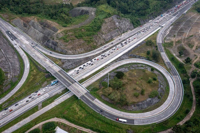 Foto udara sejumlah kendaraan roda empat melaju perlahan di Jalan Tol Trans Jawa, Semarang-Solo Km 441 B, Bawen, Kabupaten Semarang, Jawa Tengah, Selasa (25/4/2023). Foto: Aji Styawan/Antara Foto