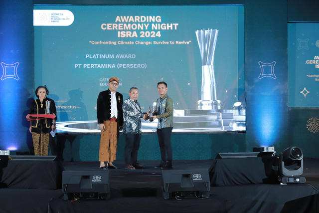 Vice President Corporate Communication PT Pertamina (Persero), Fadjar Djoko Santoso saat menerima penghargaan dari Wakil Menteri Lingkungan Hidup dan Kehutanan RI, Alue Dohong pada ajang Indonesia Social Responsibility Award (ISRA) 2024 di Solo, Kamis (27/6/2024). Foto: Dok. Pertamina