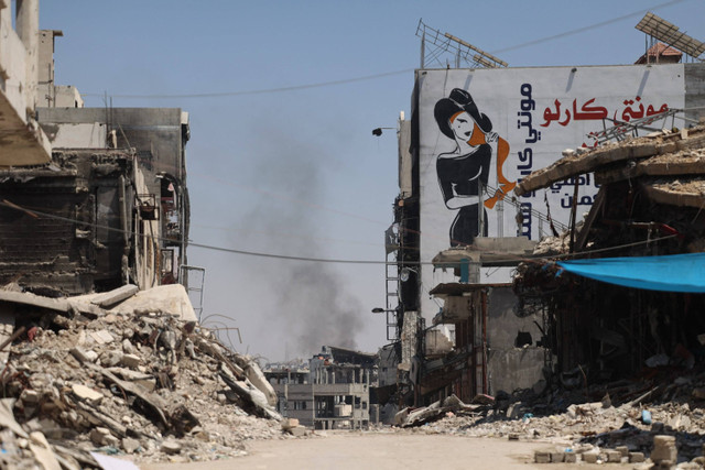 Asap mengepul selama serangan Israel di distrik Shujaiya, Kota Gaza pada 28 Juni 2024. Foto: OMAR AL-QATTAA/AFP