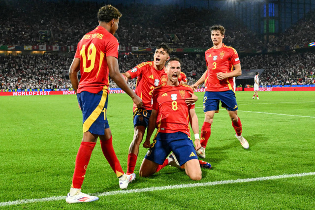 Selebrasi pemain Timnas Spanyol usai mencetak gol ke gawang Timnas Georgia pada pertandingan babak 16 besar Piala Eropa 2024 di Stadion RheinEnergie, Cologne, Jerman, Senin (1/7/2024). Foto: ALBERTO PIZZOLI / AFP