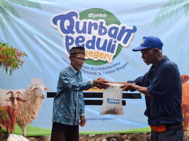 Qurban DT Peduli Bandung Membawa Kebahagaiaan Bagi Lansia di Desa Sindang Sari