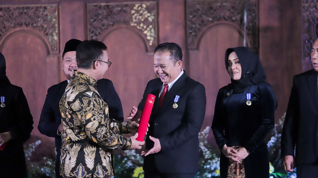 Bupati Jember Hendy Siswanto menerima penghargaan mencegah stunting, Manggal Karya Kencana dalam acara Penghargaan Hari Keluarga Nasional (HARGANAS) ke-31 di Semarang, Jumat (28/6/2024). Foto: Dok. Istimewa