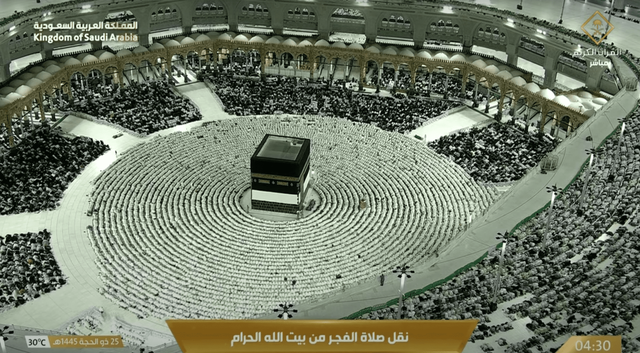 Salat Subuh di Masjdil Haram, Senin (1/7/2024) pukul 04.30 WAS di bawah suhu 30 derajat Celsius. Foto: YouTube/Qurangovsa