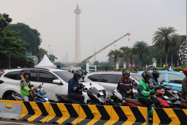 Sejumlah kendaraan melintas jelang perayaan HUT ke-78 Bhayangkara di kawasan Monas, Jakarta, Senin (1/7/2024). Foto: Iqbal Firdaus/kumparan