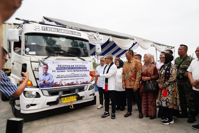 Menteri Perdagangan Zulkifli Hasan (Zulhas) melepas kopi milik PT Ujang Jaya Internasional yang akan diekspor ke Amerika Serikat senilai USD 1,48 juta di Deli Serdang, Sumatera Utara, Senin (1/7/2024). Foto: Dok. Istimewa