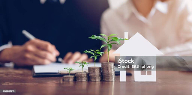 Sumber : https://www.istockphoto.com/id/foto/pasangan-menandatangani-kontrak-untuk-membeli-rumah-dari-broker-koin-untuk-menumpuk-gm1159288215-316938050