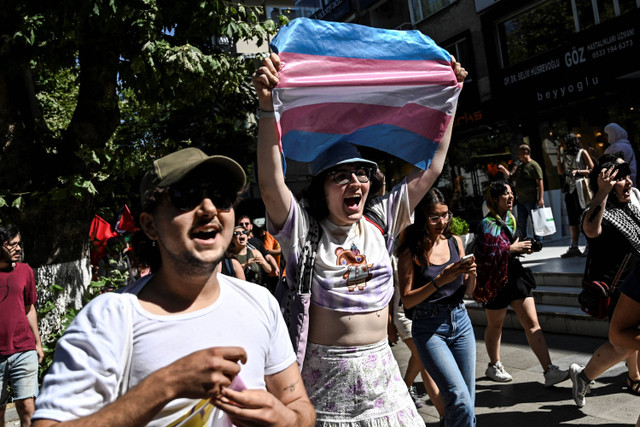 Demonstran menghadiri unjuk rasa LGBTQ di distrik Kadikoy, Istanbul, Turki, Minggu (30/6/2024). Foto: KEMAL ASLAN / AFP