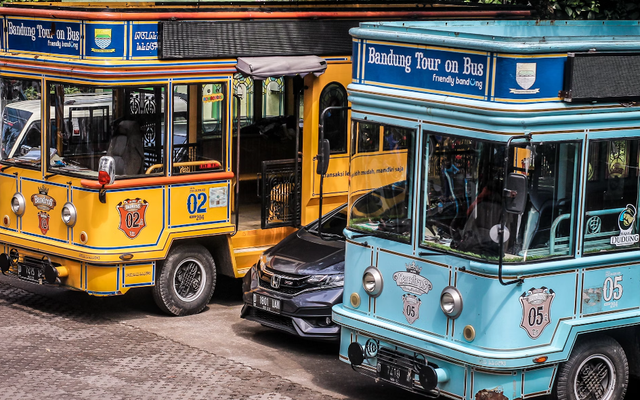 cara naik bandung tour on bus. Sumber: Unsplash/Ivan Hermawan