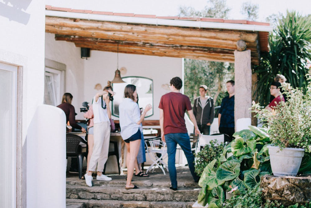 Ilustrasi contoh yel yel family gathering. Sumber: Pexels/Lisa Fotions
