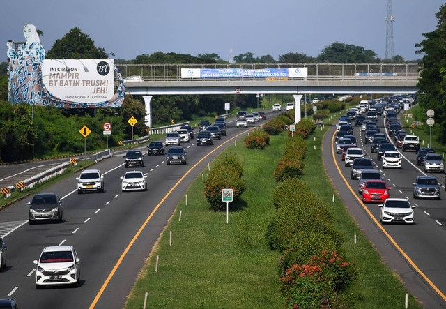 Kendaraan melintas di Tol Palimanan-Kanci KM 191 arah Jakarta saat pemberlakuan sistem satu arah atau one way di Cirebon, Jawa Barat, Sabtu (13/4/2024). Foto: Akbar Nugroho Gumay/ANTARA FOTO