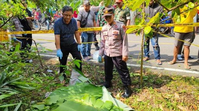 Polisi mengevakuasi mayat seorang pria yang diduga jadi korban mutilasi di Garut. Foto: Dok. Istimewa