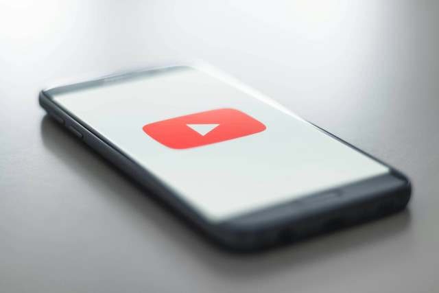 Ilustrasi Ide Konten Youtube. Foto: Unsplash/Christian Wiediger