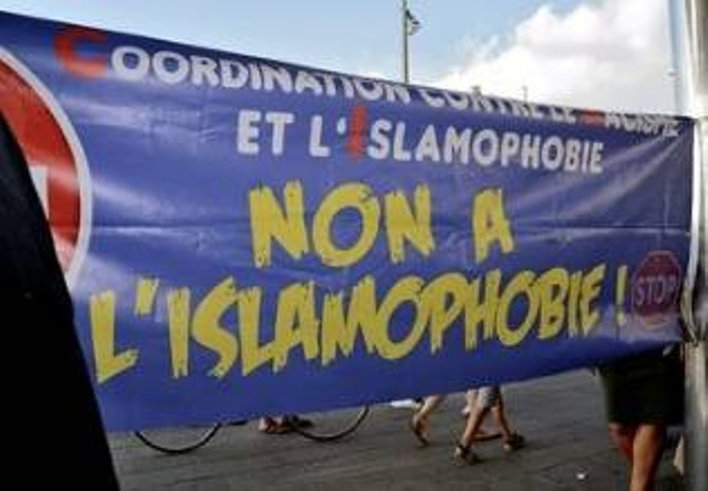 Sumber : ShutterStock/https://www.shutterstock.com/image-photo/marseille-france-august-28-2016-muslims-475328899