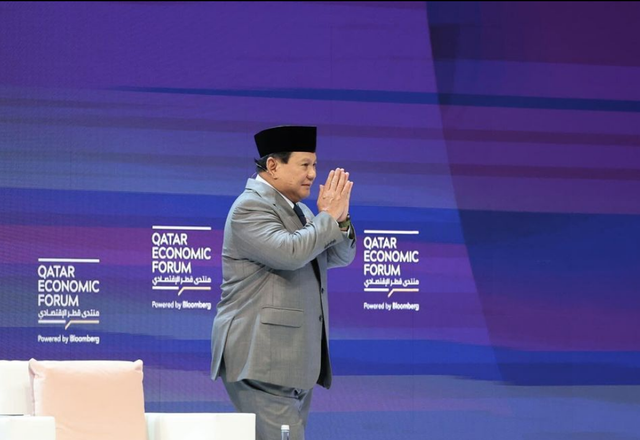 Prabowo mengatupkan tangan di Qatar Economic Forum, Mei 2024. Foto: Instagram/@prabowo