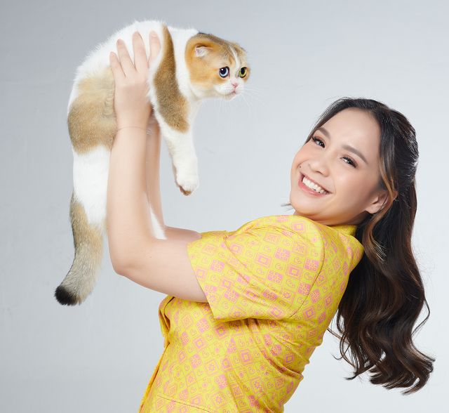 Nagita Slavina dan kucing peliharannya. Foto: Istimewa