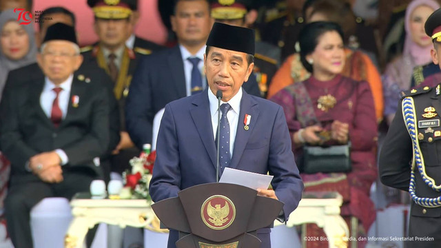 Presiden Joko Widodo memberikan sambutan saat menjadi inspektur upacara HUT ke-78 Bhayangkaran di Lapangan Monas, Jakarta, Senin (1/7/2024). Foto: YouTube/Sekretariat Presiden