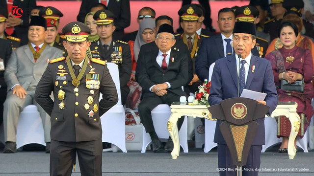 Presiden Joko Widodo memberikan sambutan saat menjadi inspektur upacara HUT ke-78 Bhayangkara di Lapangan Monas, Jakarta, Senin (1/7/2024). Foto: YouTube/Sekretariat Presiden