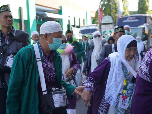 Kedatangan jemaah haji Debarkasi Surabaya. Foto: Humas Kemenag Jatim