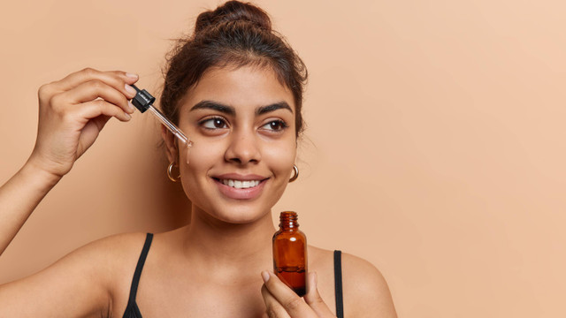 Ilustrasi Skincare Wanita Foto: WAYHOME studio/Shutterstock