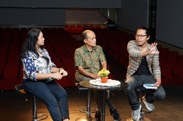 Dari kiri ke kanan: Host Podcast TBY, Alya Mirza; Juri Sayembara Tutur Tumurun, Joni Ariadinata; dan Kurator Sayembara Tutur Tumurun, Latief S. Nugraha. Foto: Dok. Taman Budaya Yogyakarta