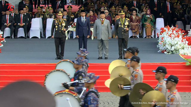 Presiden Joko Widodo bersama Menhan Prabowo Subianto, Kapolri Jenderal Pol Listyo Sigit Prabowo dan Panglima TNI Jenderal Agus Subiyanto menyaksikan konvoi marching band HUT ke-78 Bhayangkara di Lapangan Monas, Jakarta, Senin (1/7/2024). Foto: YouTube/Sekretariat Presiden