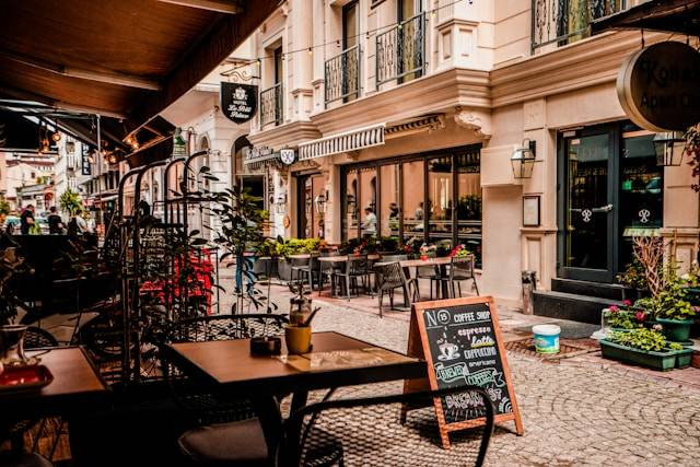 Cafe Rooftop di Jakarta Selatan. Foto hanya ilustrasi, bukan tempat yang sebenarnya. Sumber foto: Unsplash/Tony