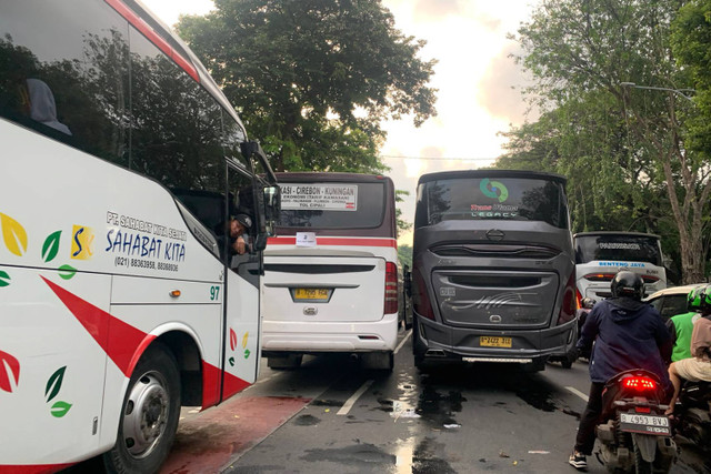 Bus yang bertuliskan dari Polsek parkir di pinggir jalan sekitar Monas yang menyebabkan lalu lintas macet di hari Bhayangkara ke-78, Senin (1/7/2024).  Foto: Luthfi Humam/kumparan