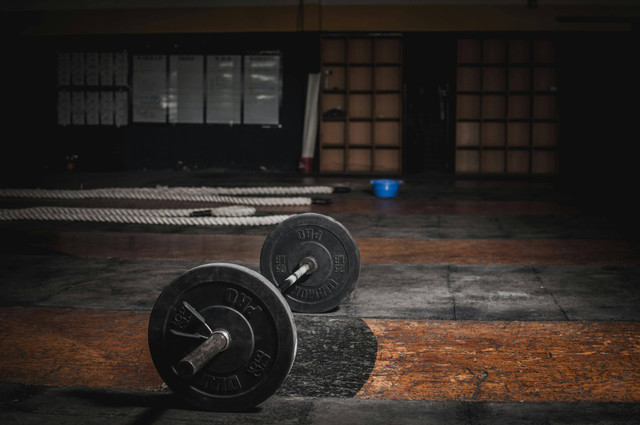 Foto Hanya Ilustrasi: Perbedaan Dumbbell dan Barbel. Sumber: Leon Ardho/Pexels.com