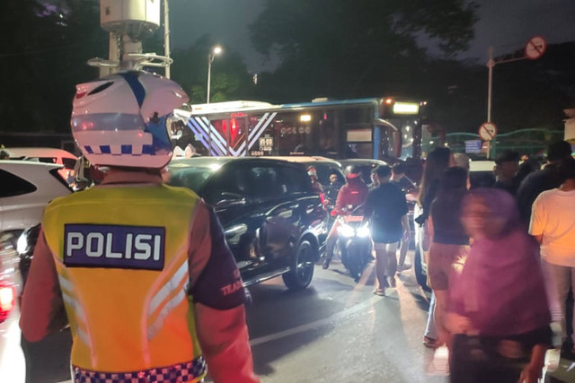 Kemacetan kendaraan di pintu masuk Monas, Jakarta Pusat, pada Senin (1/7/2024).  Foto: Rachmadi Rasyad/kumparan