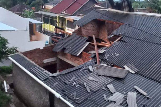 Atap rumah warga yang menjadi korban, Senin (1/7/2024) | Foto: Ulil / Warga Sekitar