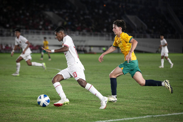 Pesepak bola Timnas Indonesia Fadly Alberto Hengga (kiri) berusaha melewati pesepak bola Timnas Australia Jay Noah Maltz (kanan) pada pertandingan semifinal Piala AFF U-16 di Stadion Manahan, Solo, Jawa Tengah, Senin (1/7/2024). Foto: Mohammad Ayudha/ANTARA FOTO