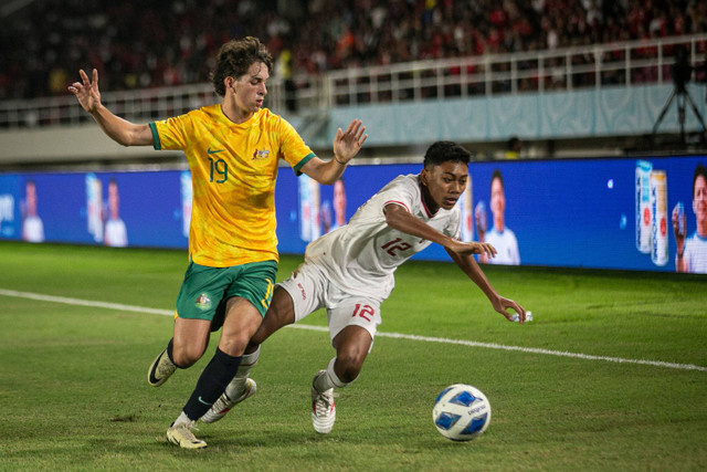 Pesepak bola Timnas Indonesia Daniel Alfrido (kanan) berebut bola dengan pesepak bola Timnas Australia Jay Noah Maltz (kiri) pada pertandingan semifinal Piala AFF U-16 di Stadion Manahan, Solo, Jawa Tengah, Senin (1/7/2024). Foto: Mohammad Ayudha/ANTARA FOTO